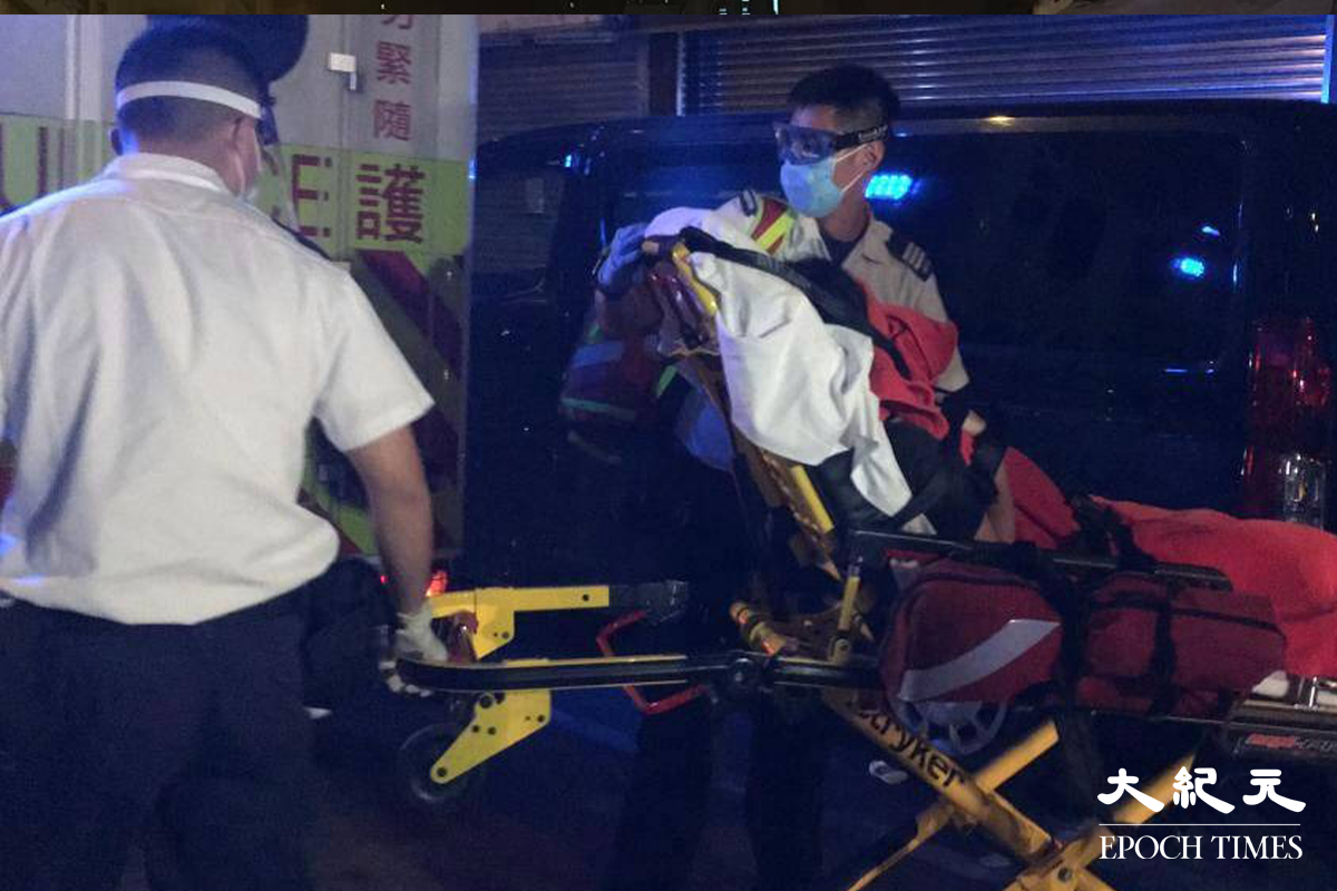 涉案女子由救護車先送到明愛醫院救治，及後再傳送往瑪嘉烈醫院接受治理。（劉港業／大紀元）
