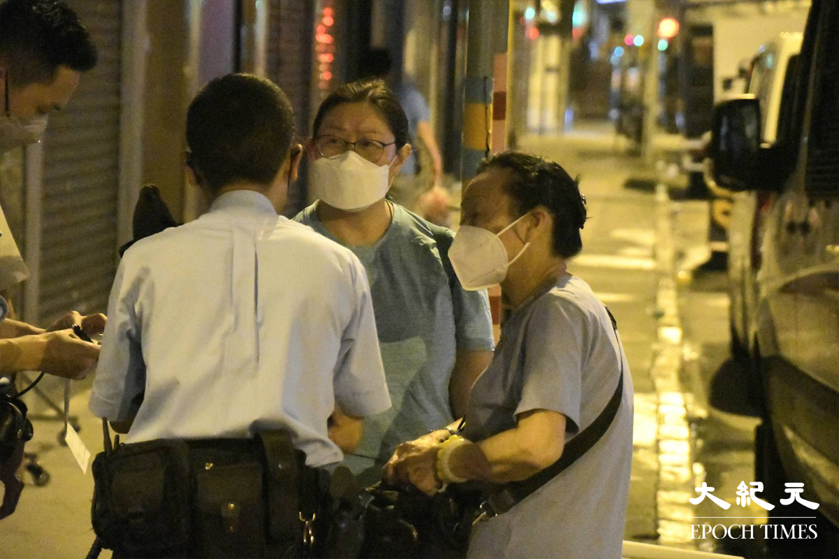涉案劏房業主到場協助調查。（麥碧／大紀元）
