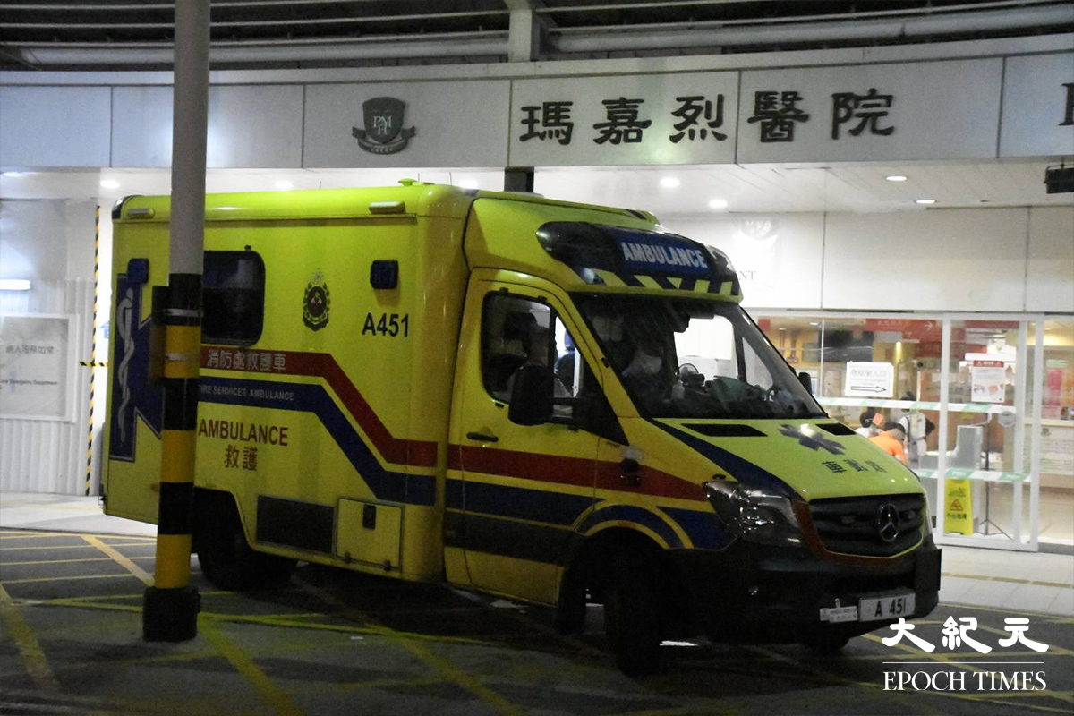 凌晨3時許，涉案女子再由救護車轉送往瑪嘉烈醫院接受治理。（麥碧／大紀元）