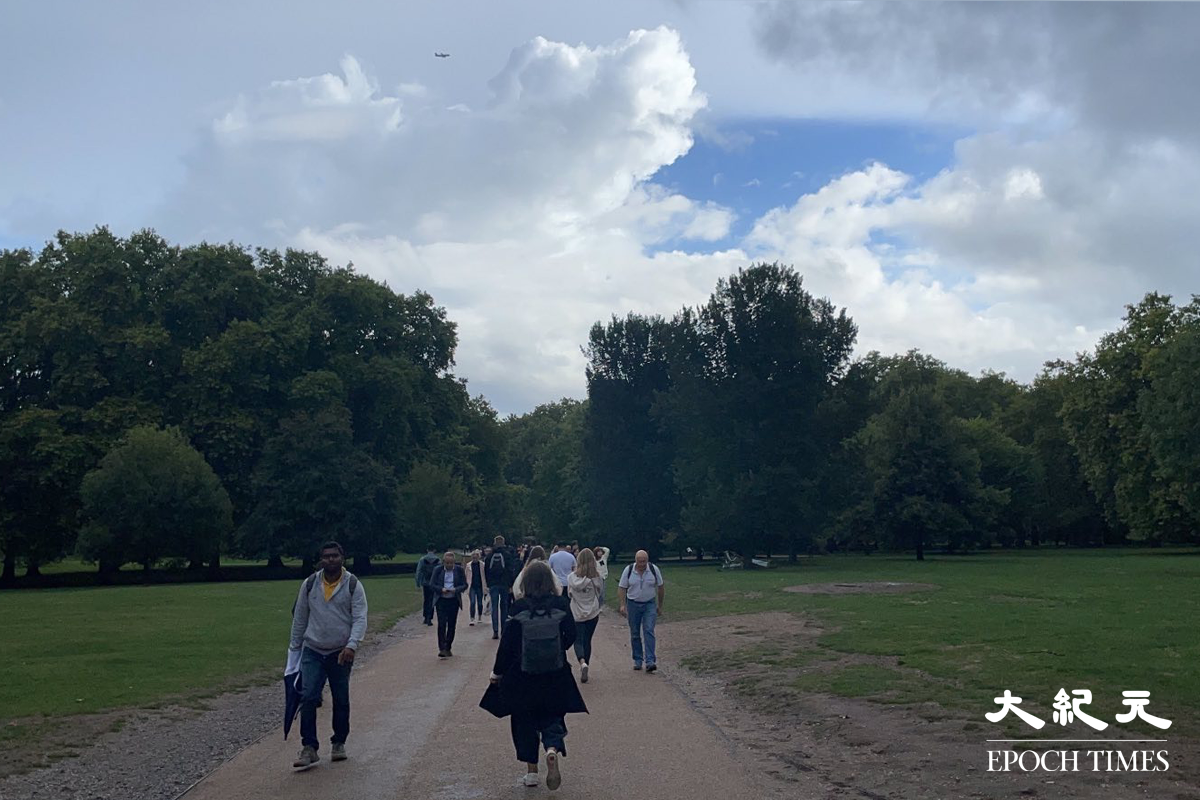 Green park, 一條通往白金漢宮嘅路，有雲，不少人身穿素服前往。（林逆／大紀元）