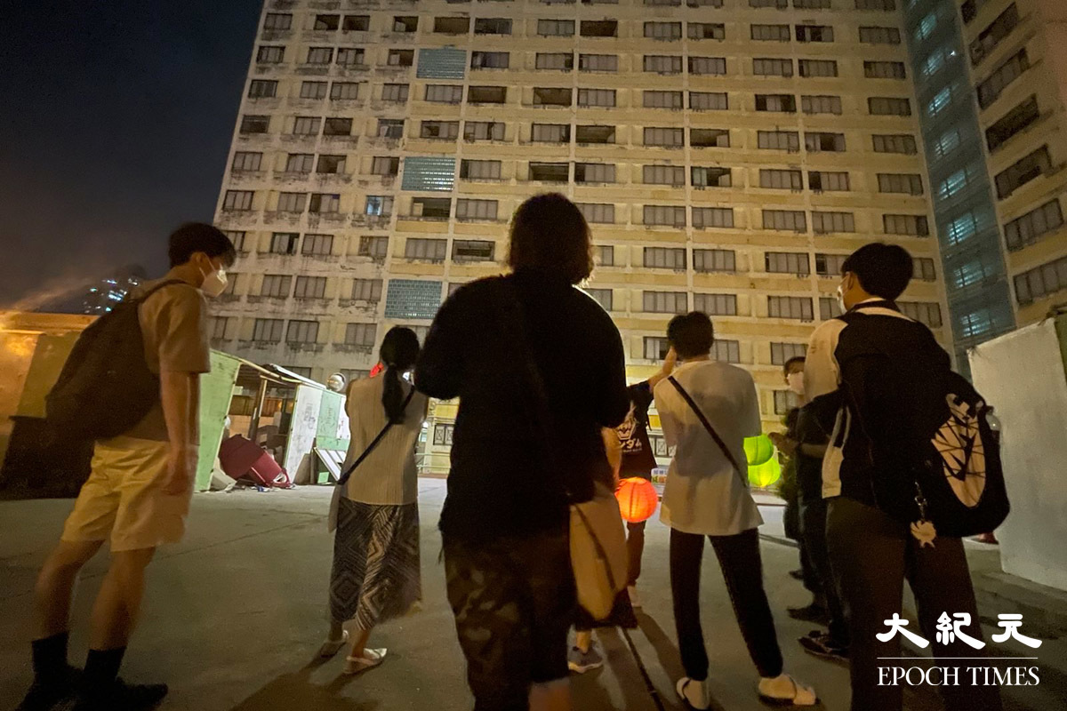 主辦方帶領參與者遊覽準備遷拆的石籬邨中轉屋。（卓相如／大紀元）