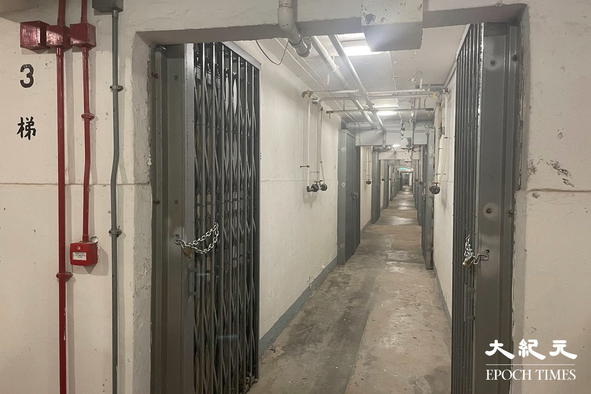 主辦方帶領參與者遊覽準備遷拆的石籬邨中轉屋。（卓相如／大紀元）