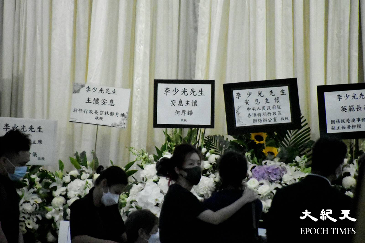 靈堂內以白色佈置為主。（麥碧／大紀元）