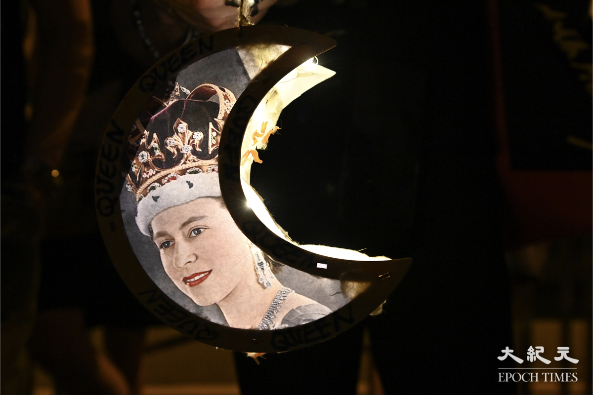入夜後大批市民仍在英領館外悼念英女王，街道上放滿鮮花和蠟燭，有人帶了英女王燈籠。（宋碧龍／大紀元）