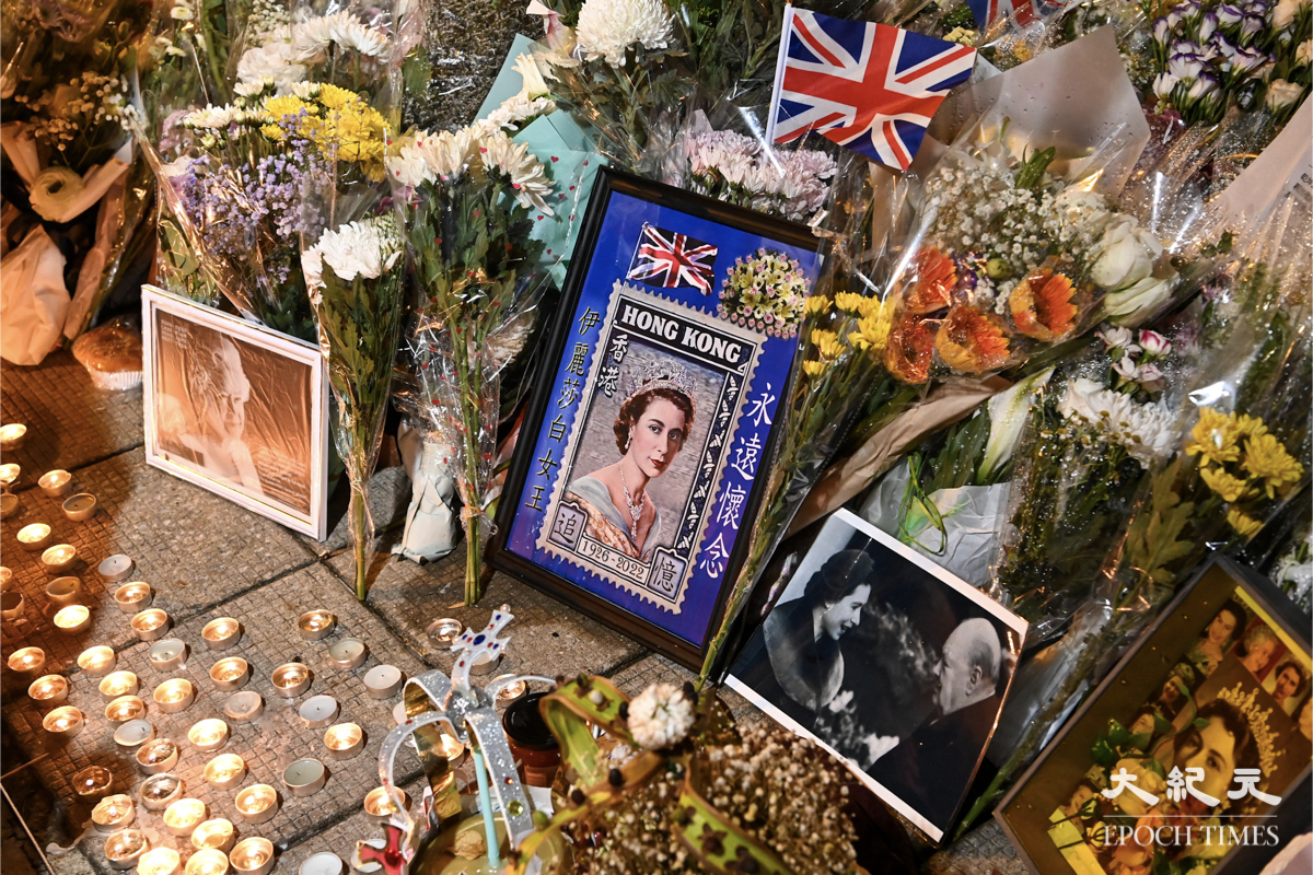 入夜後大批市民仍在英領館外悼念英女王，街道上放滿鮮花和蠟燭。（宋碧龍／大紀元）