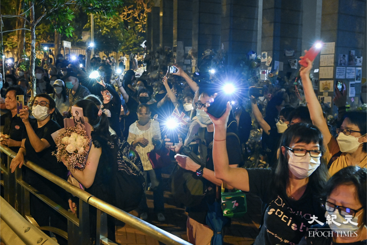 入夜後大批市民仍在英領館外悼念英女王，街道上有市民亮起 燈光。（宋碧龍／大紀元）