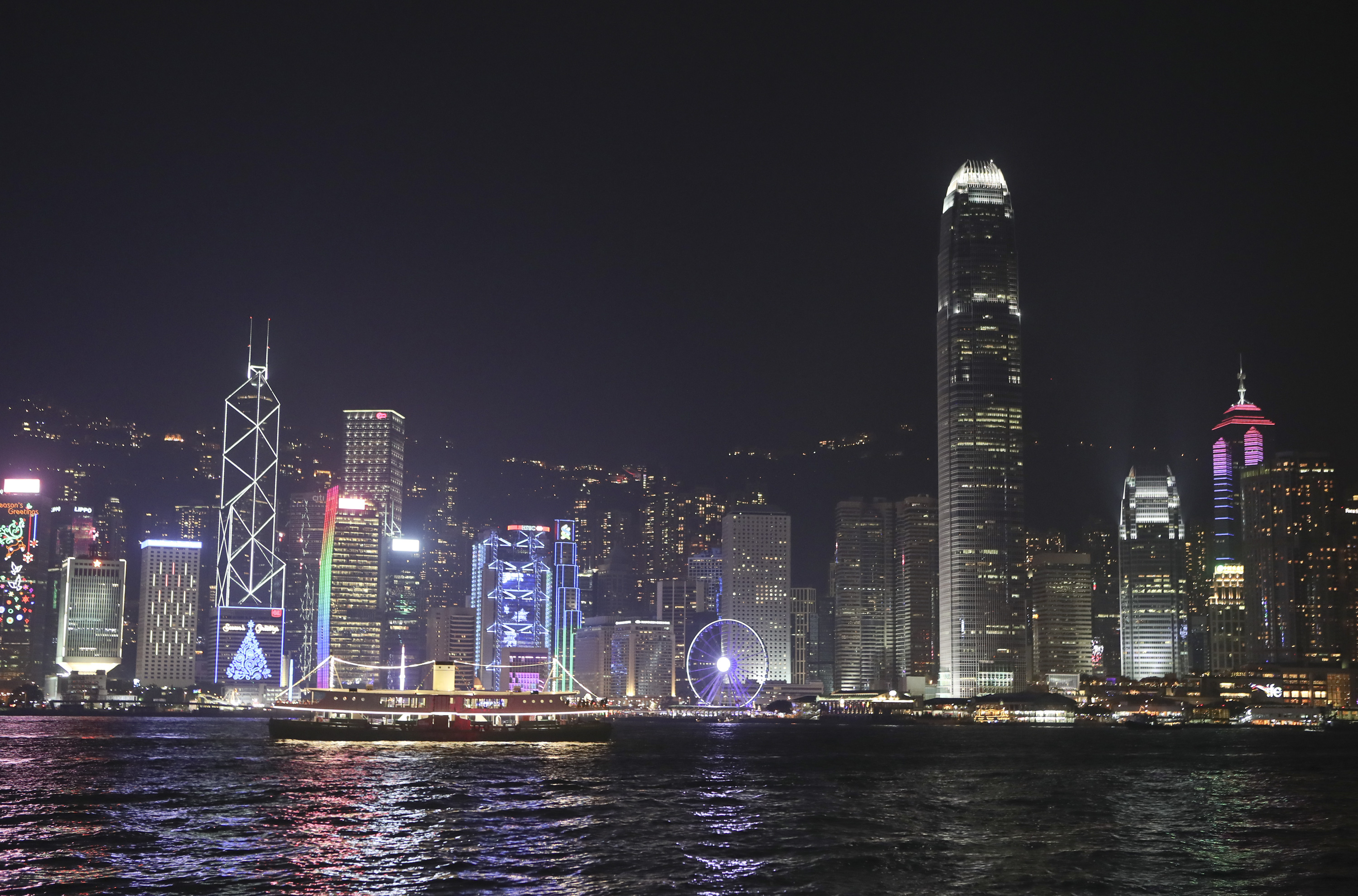 香港尖沙咀鐘樓的聖誕裝飾吸引大批民眾。（余鋼／大紀元）
