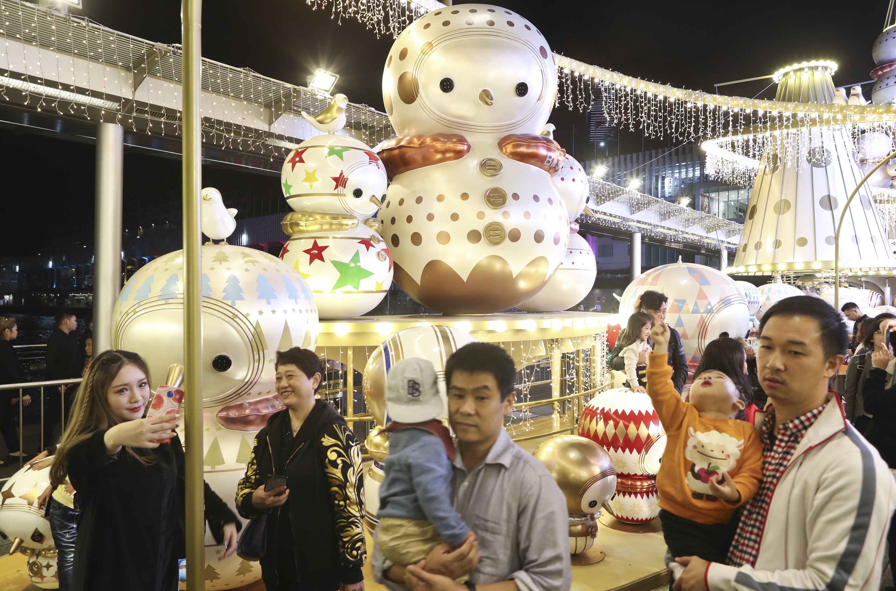 香港尖沙咀海港城聖誕燈飾每年都吸引大批民眾賞玩，今年則以「小雪翁」為主題。（余鋼／大紀元）