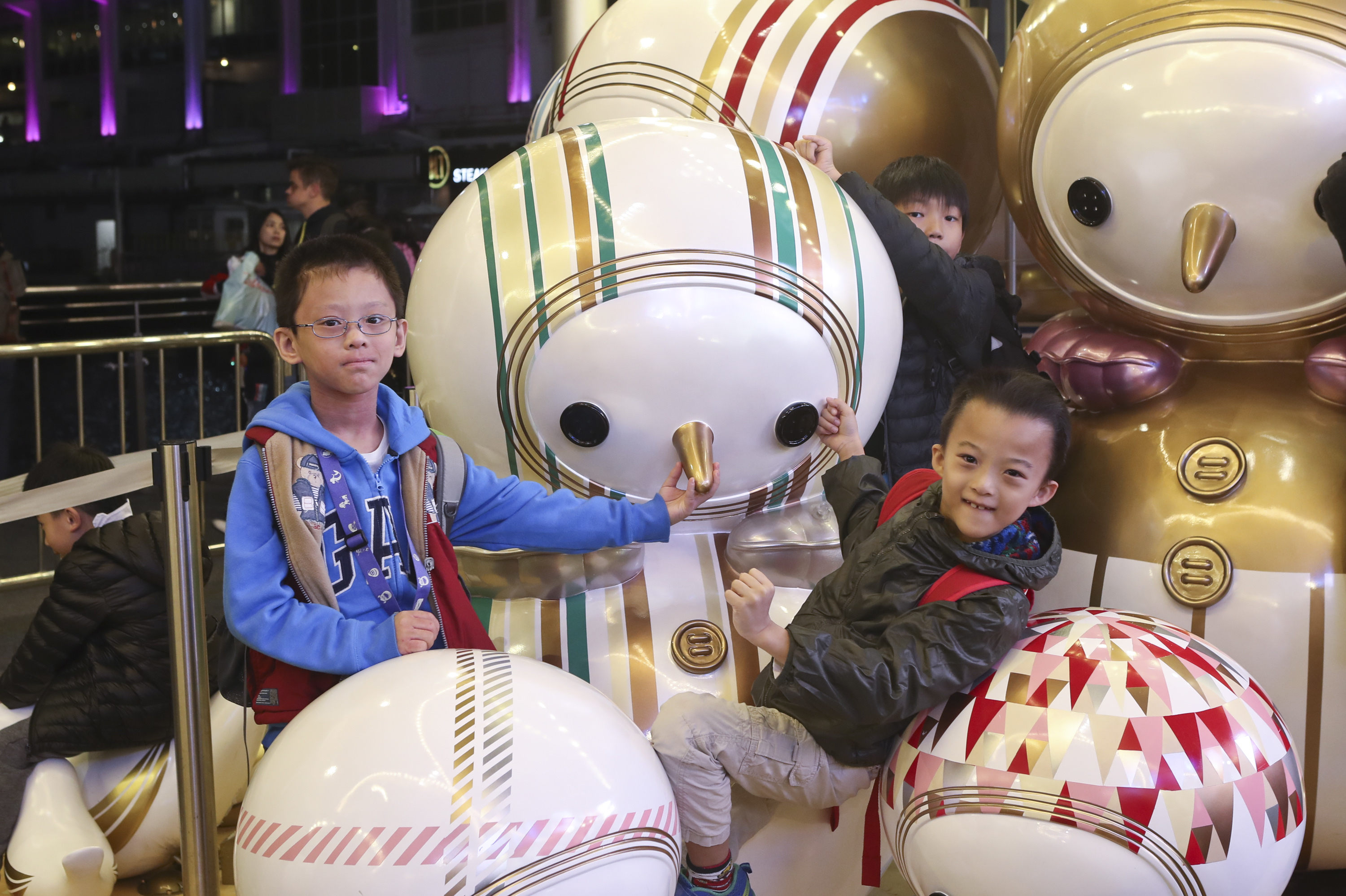 香港尖沙咀海港城聖誕燈飾每年都吸引大批民眾賞玩，今年則以「小雪翁」為主題。（余鋼／大紀元）