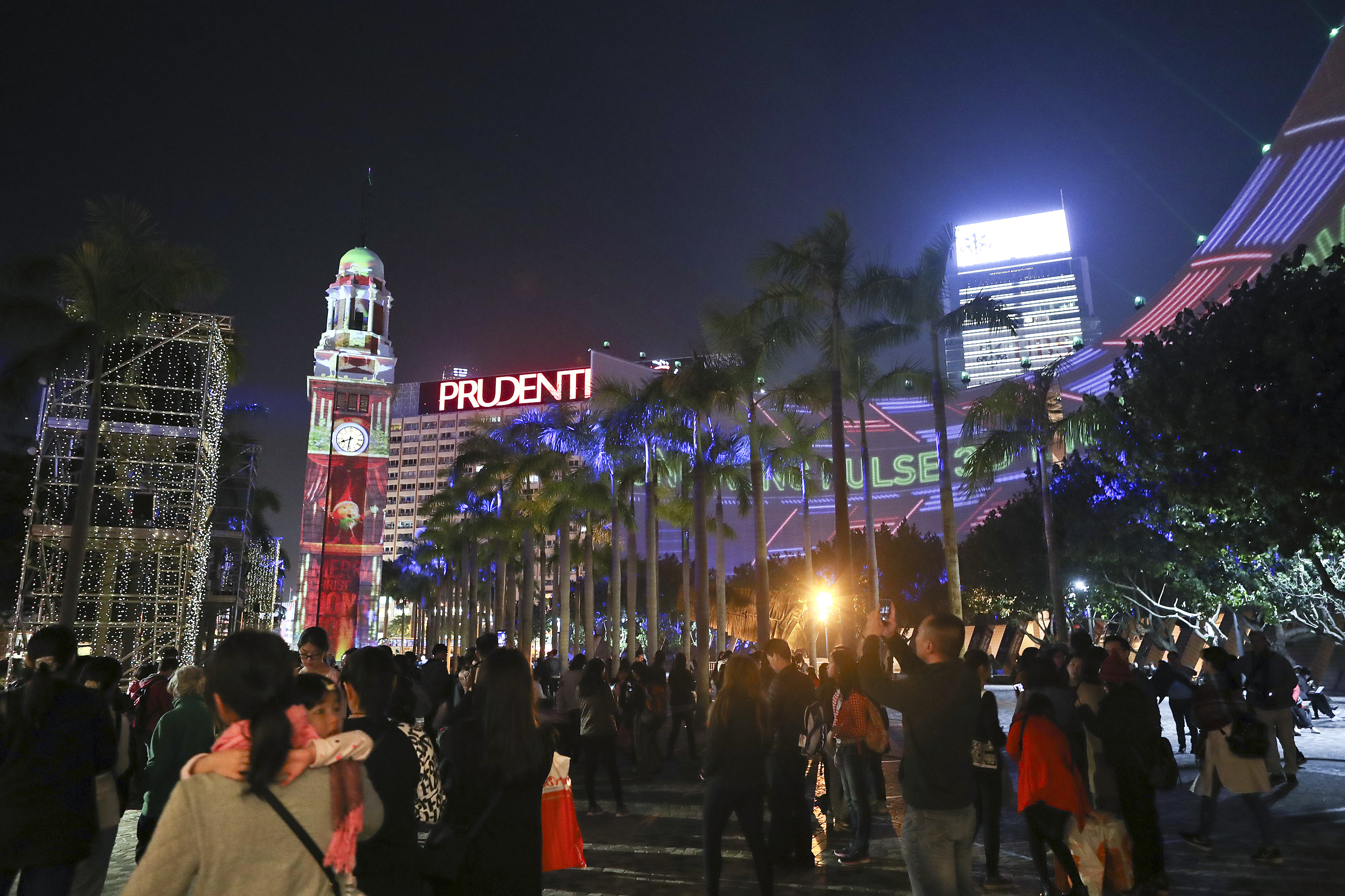 香港尖沙咀鐘樓的聖誕裝飾吸引大批民眾。（余鋼／大紀元）