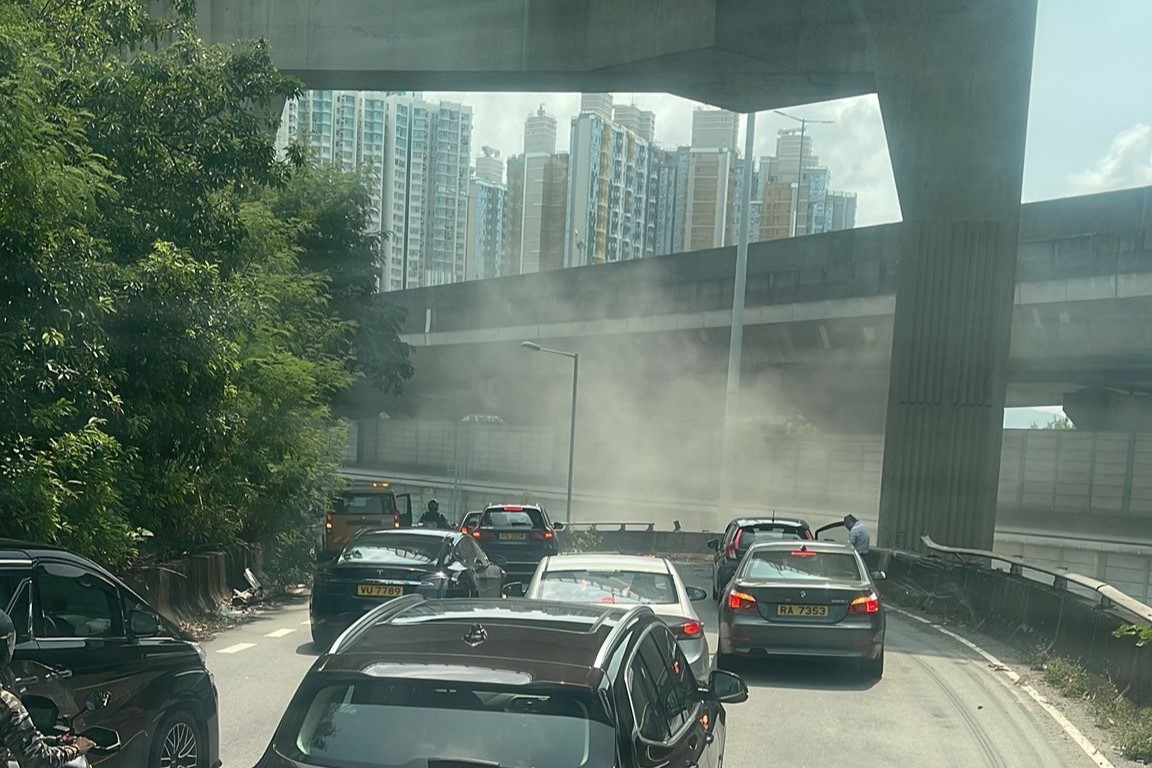有司機拍到車禍現場沙塵滾滾。（網上圖片）