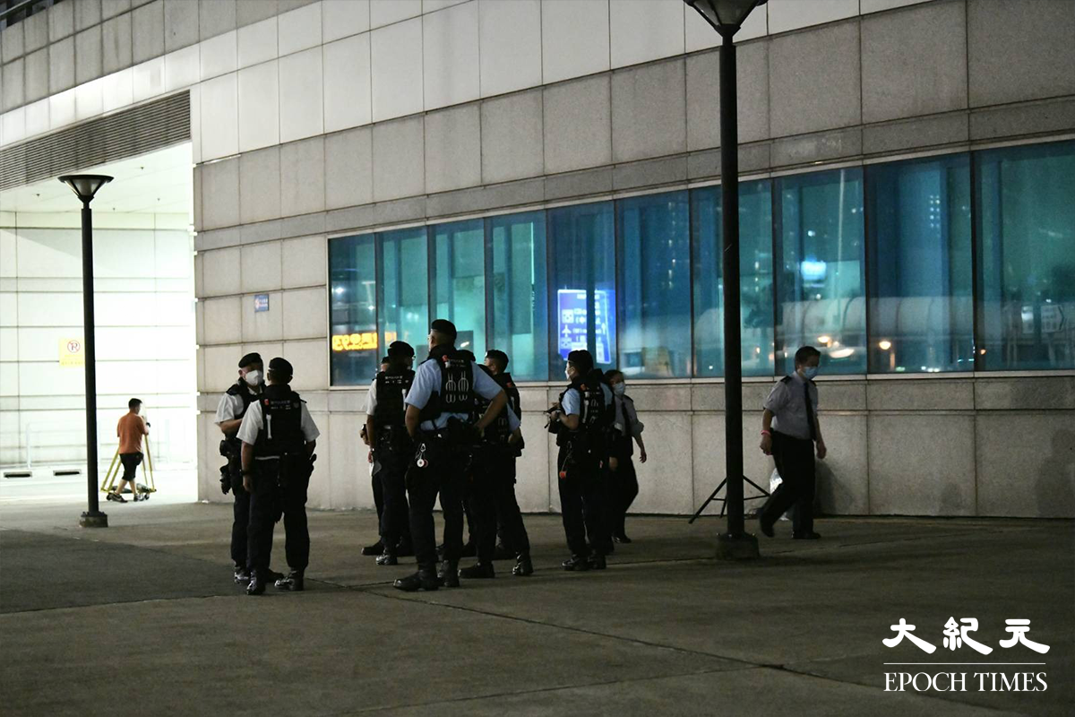 29日晚上11時許，大批機動部隊成員在金紫荊廣場外戒備。（麥碧／大紀元）