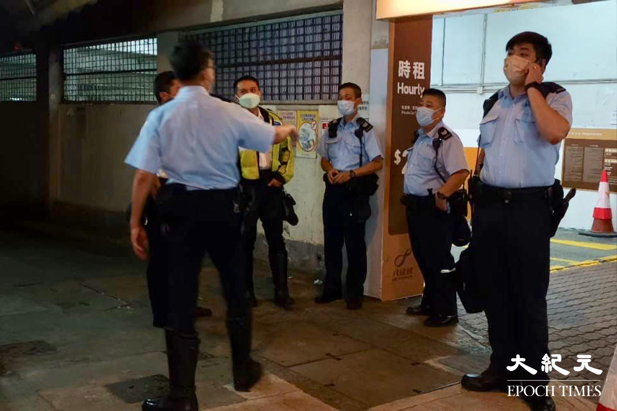 多名警員接報封鎖現場，調查死者墮樓原因。（佘實菁／大紀元）