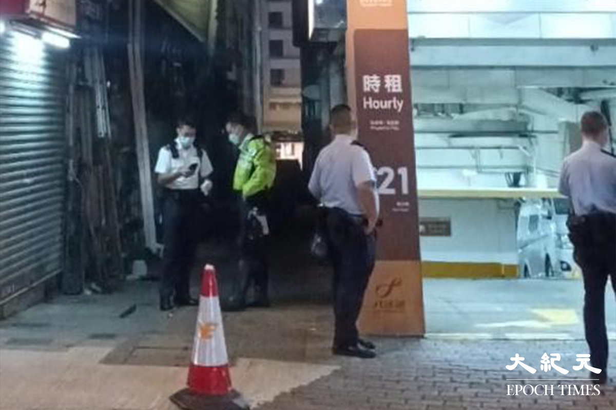 多名警員接報封鎖現場，調查死者墮樓原因。（佘實菁／大紀元）