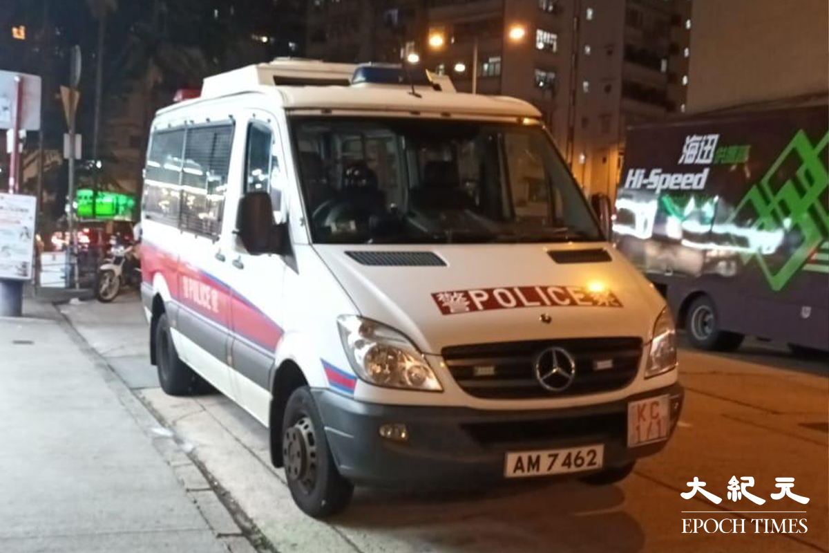多名警員接報封鎖現場，調查死者墮樓原因。（佘實菁／大紀元）