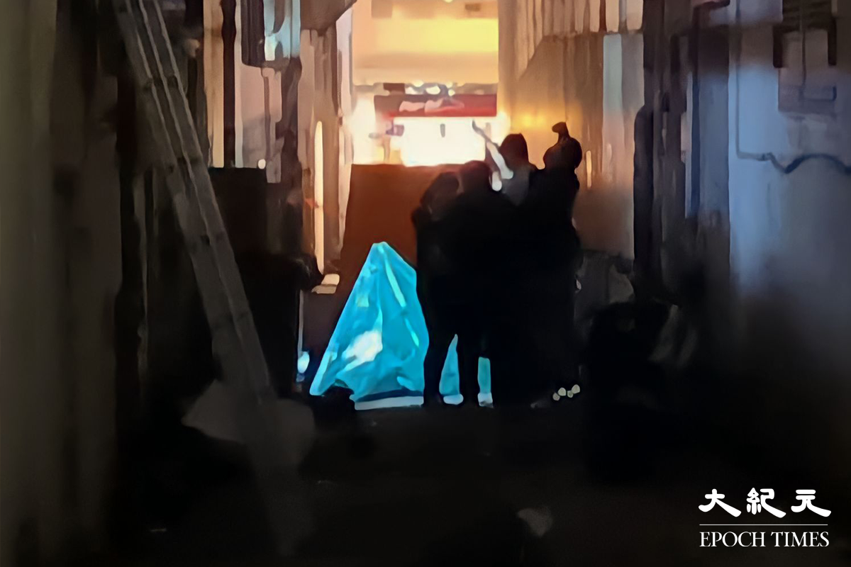 警員以帳篷覆蓋死者遺體調查。（佘實菁／大紀元）