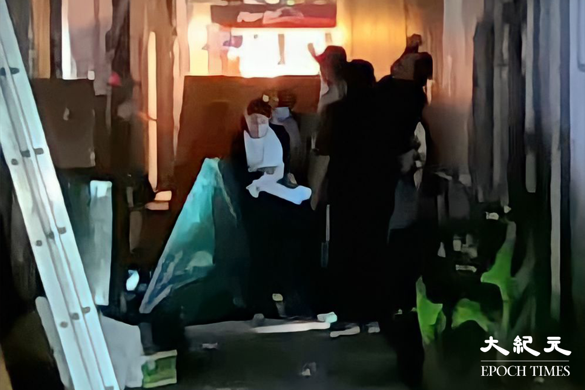 警員以帳篷覆蓋死者遺體調查。（佘實菁／大紀元）