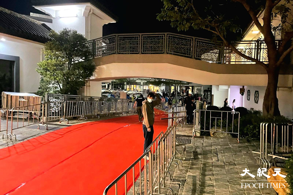 2022年度叱咤樂壇流行榜頒獎典禮記招會場仍在佈置中。（卓相如／大紀元）