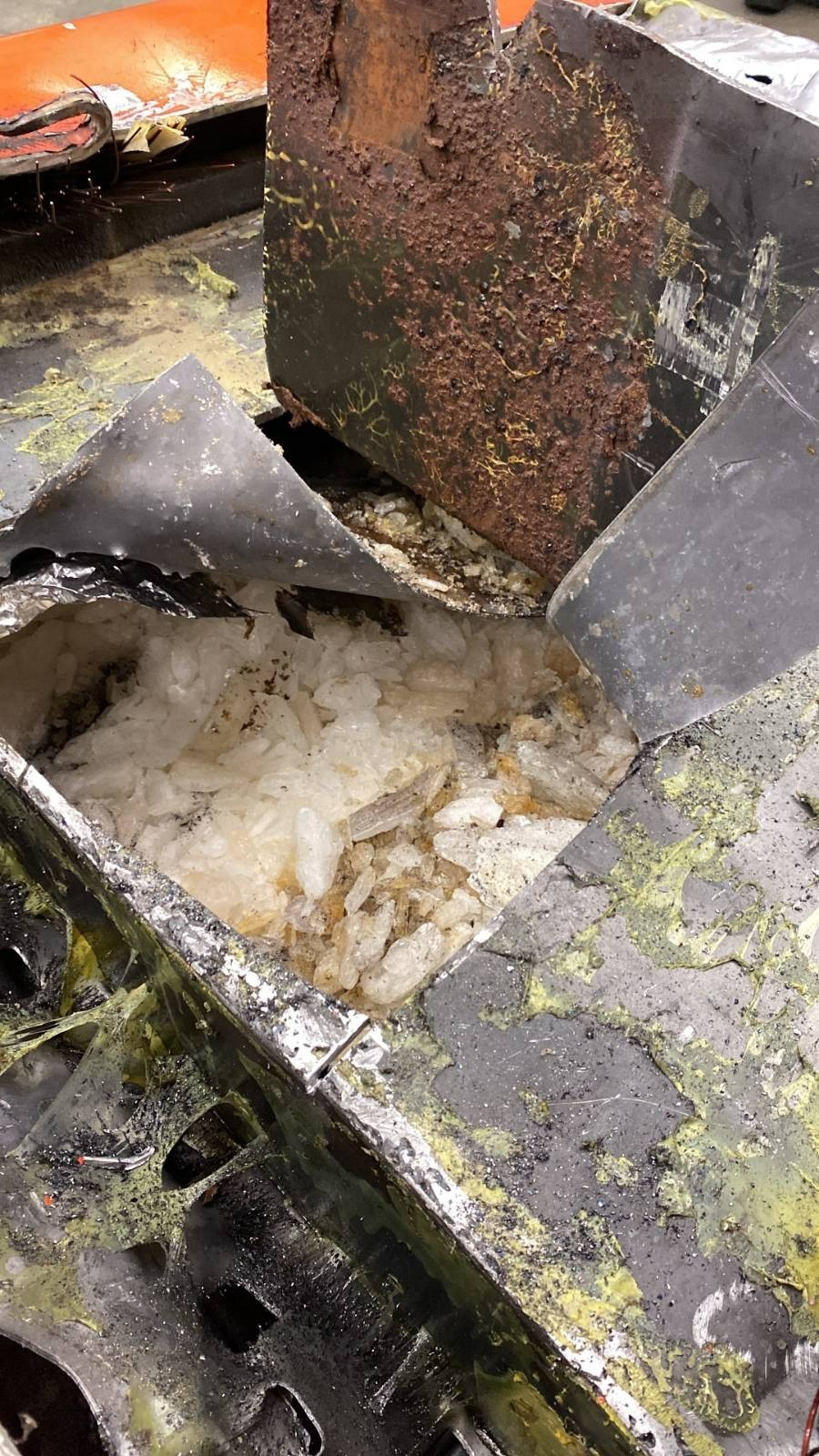 收藏於懸掛式電磁除鐵器的暗格內的懷疑冰毒。（海關提供圖片）