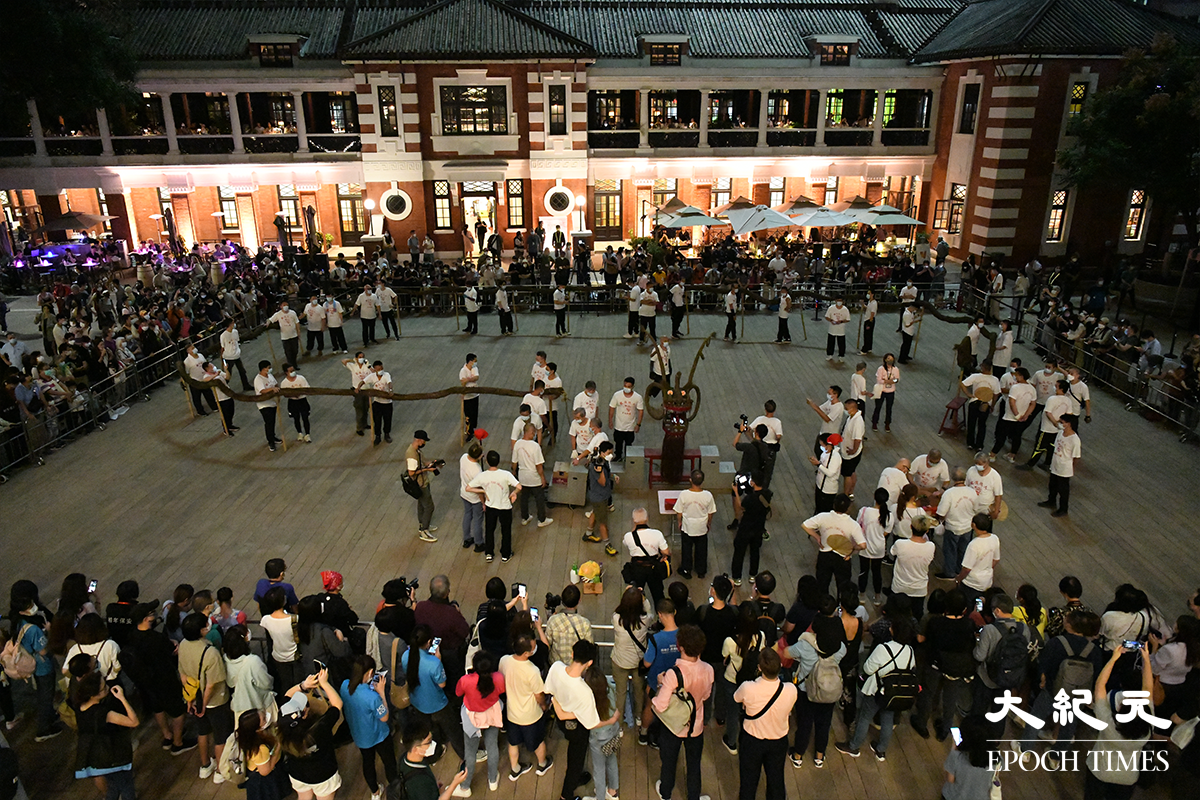 傍晚6時許，沉睡了三個中秋節的火龍，終於抵達。（麥碧/大紀元）