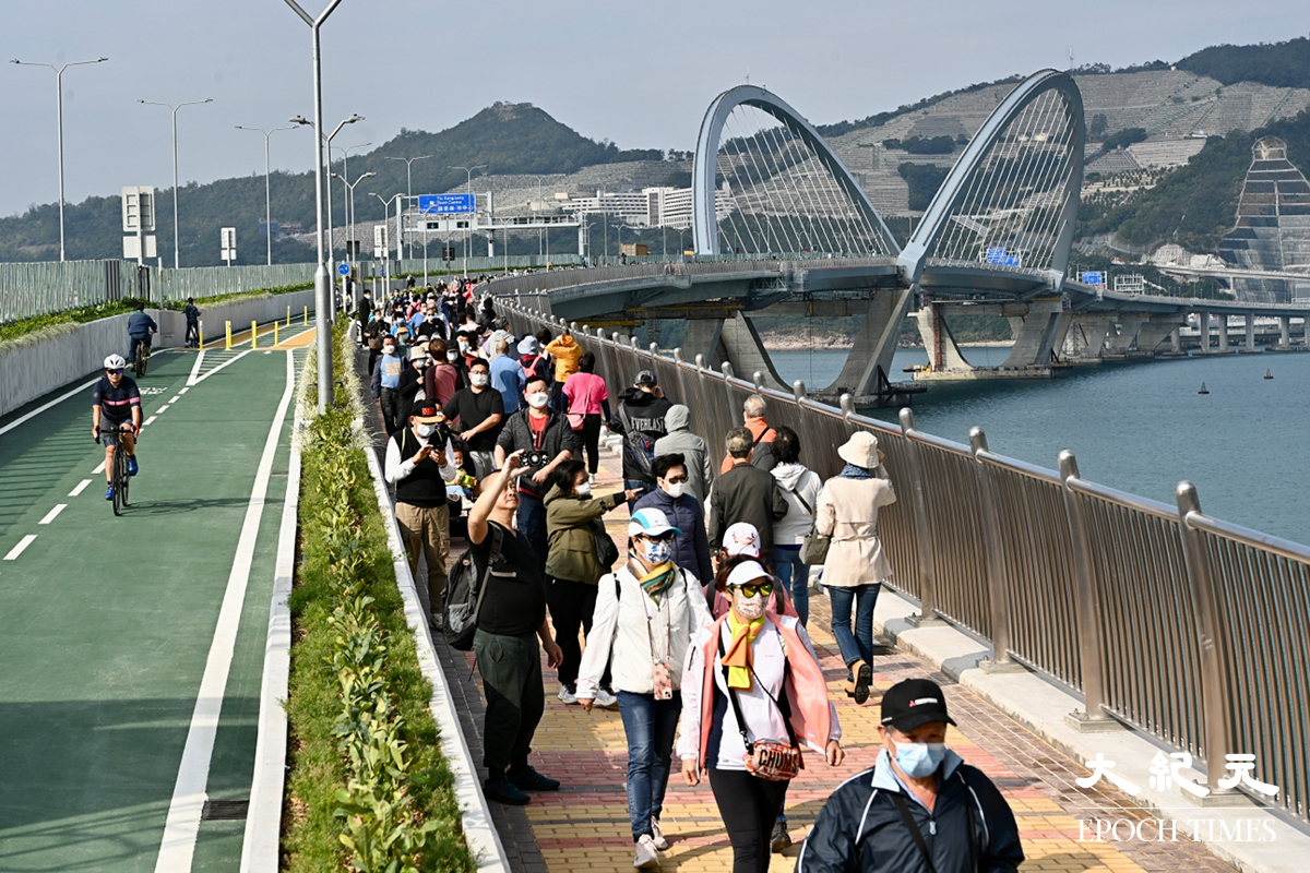 有市民騎單車行走新路。（宋碧龍／大紀元）