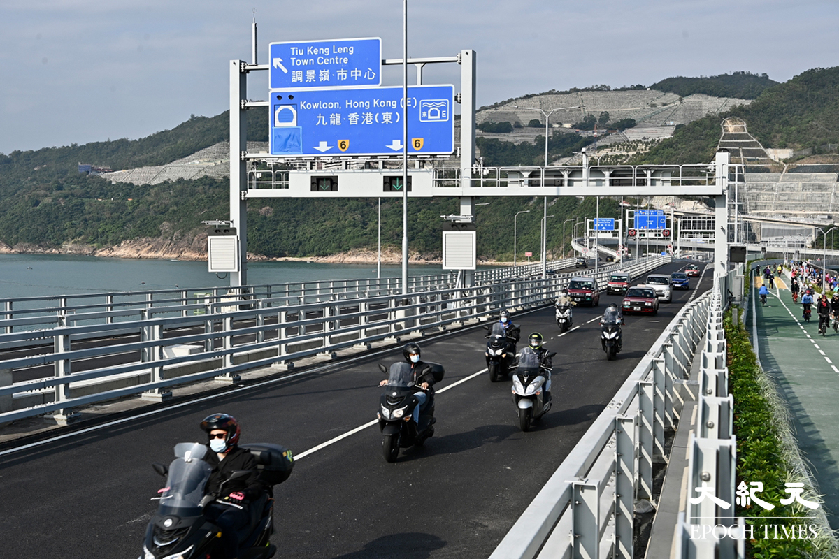 不少電單車駕駛者到場探路。（宋碧龍／大紀元）