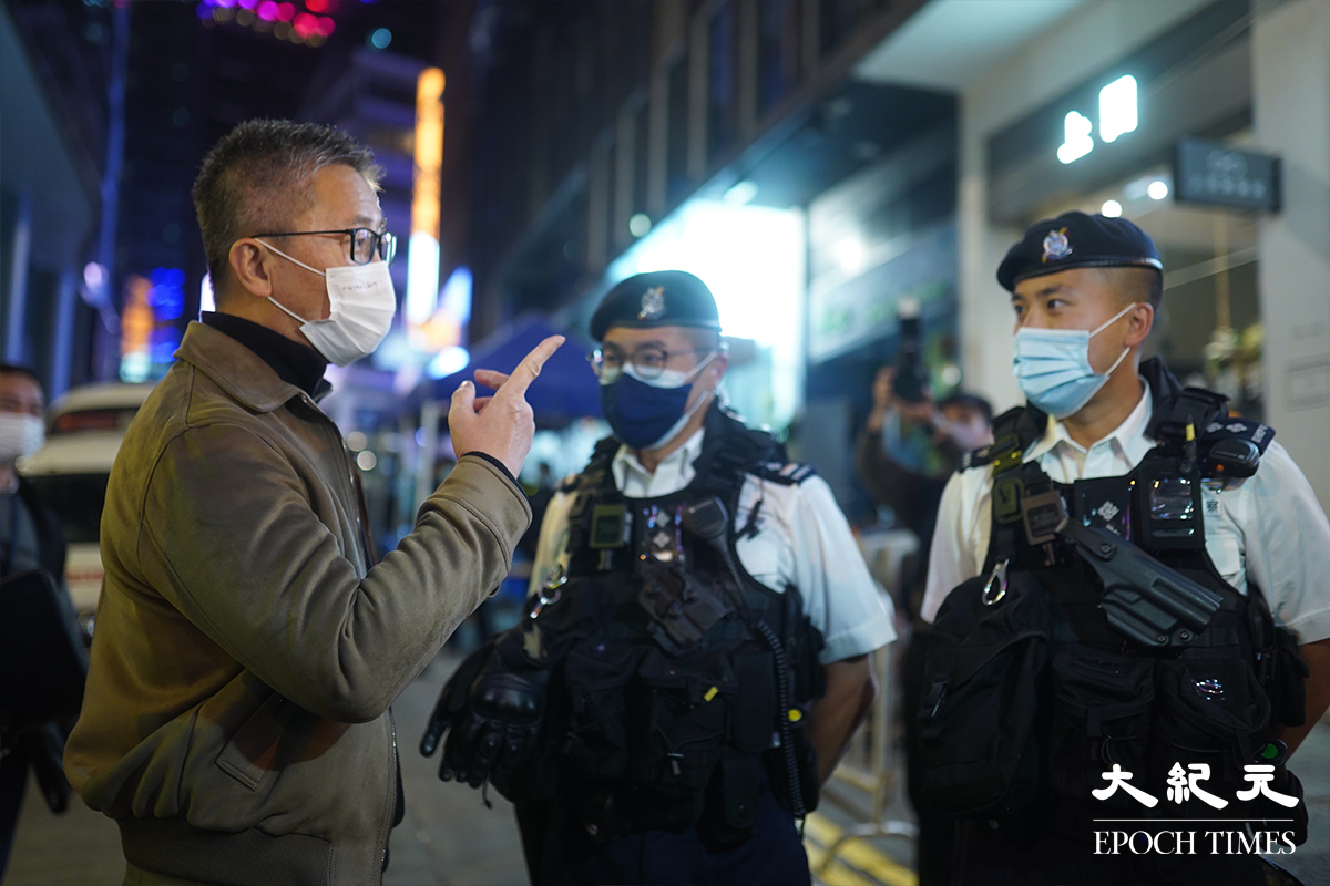 警務處處長蕭澤頣於晚上10時許到蘭桂坊探班。（劉駿軒/大紀元）
