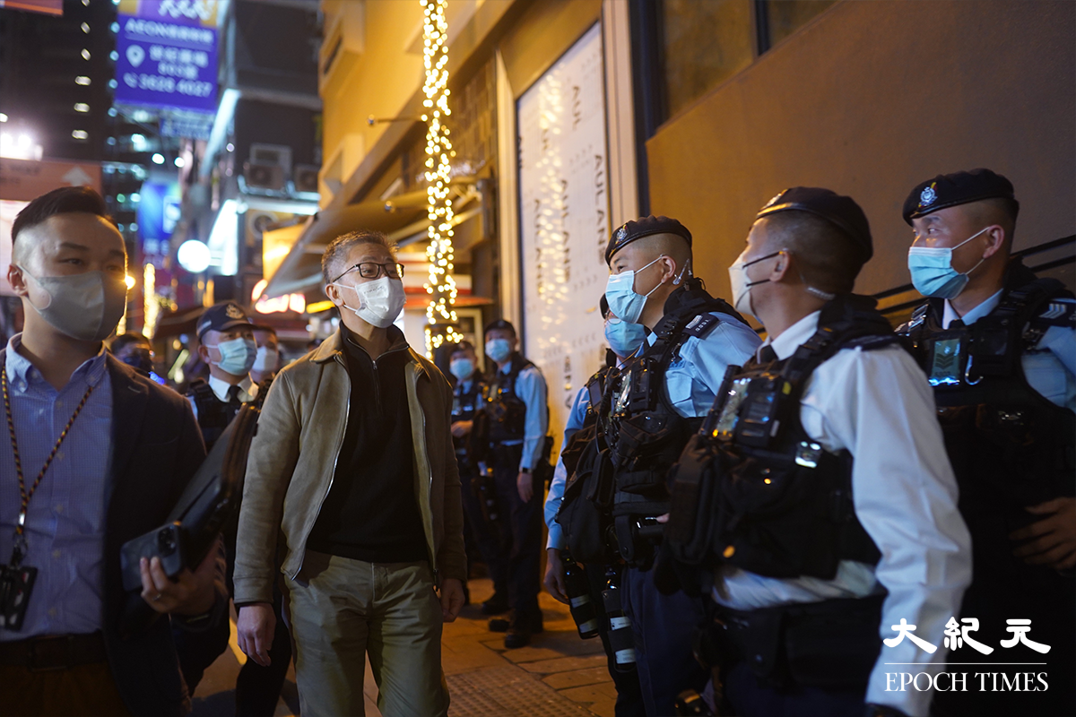 警務處處長蕭澤頣於晚上10時許到蘭桂坊探班。（劉駿軒/大紀元）
