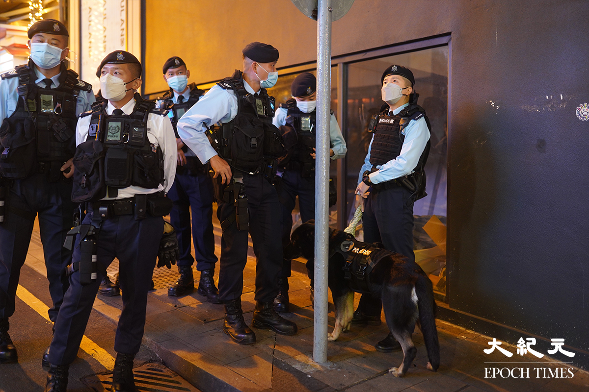 警員攜同警犬出動。（劉駿軒/大紀元）