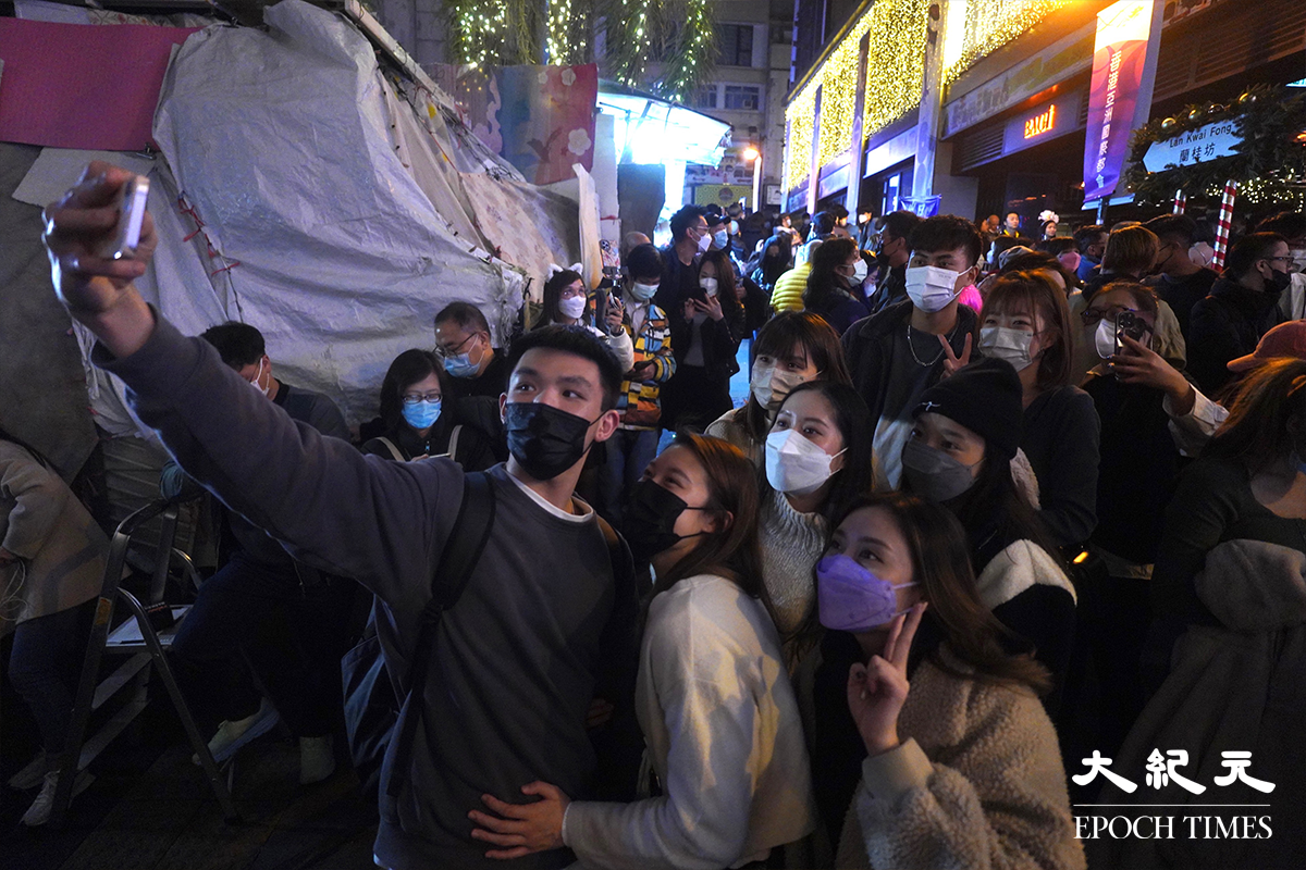 不少市民合照慶祝新年。（劉駿軒/大紀元）