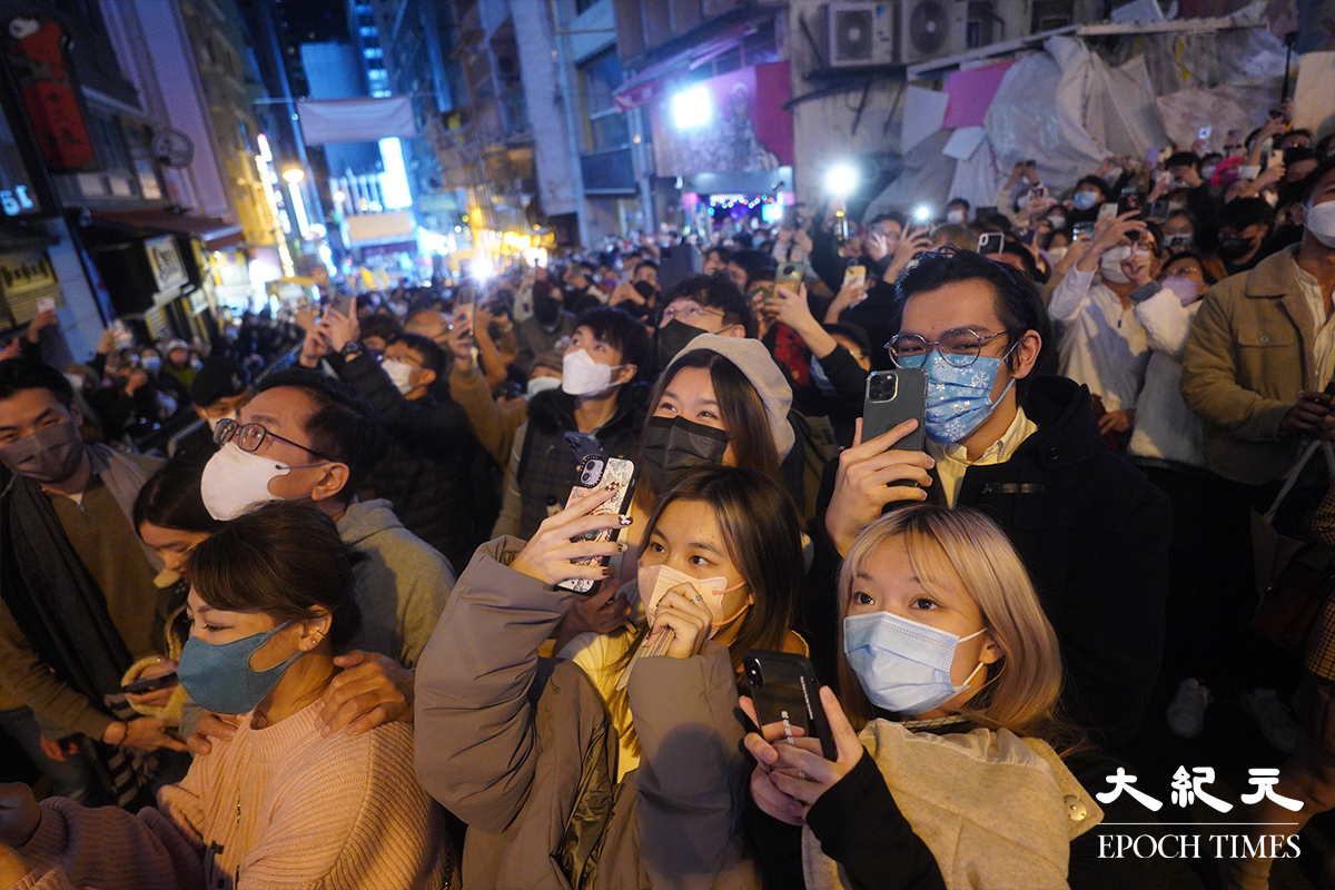 不少市民拍照迎新年。（劉駿軒/大紀元）
