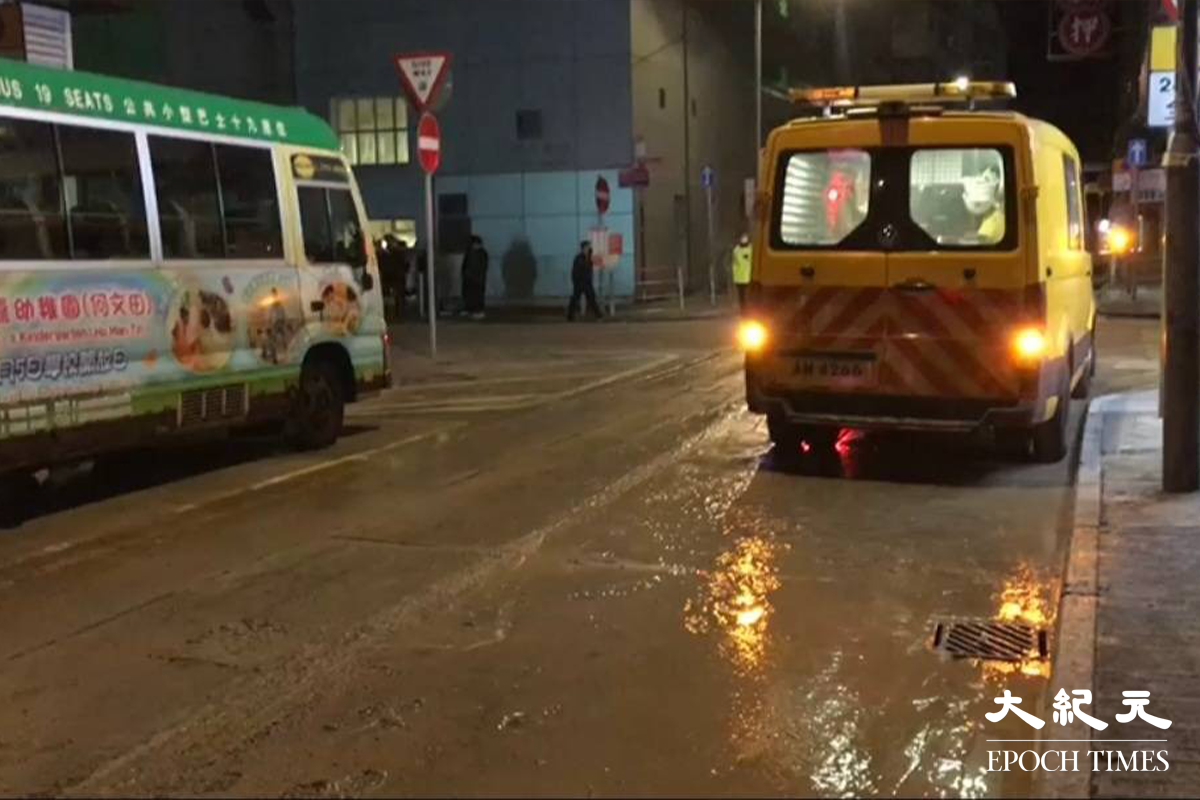 其後水務署派員到場搶修及關水掣。（佘實菁／大紀元）