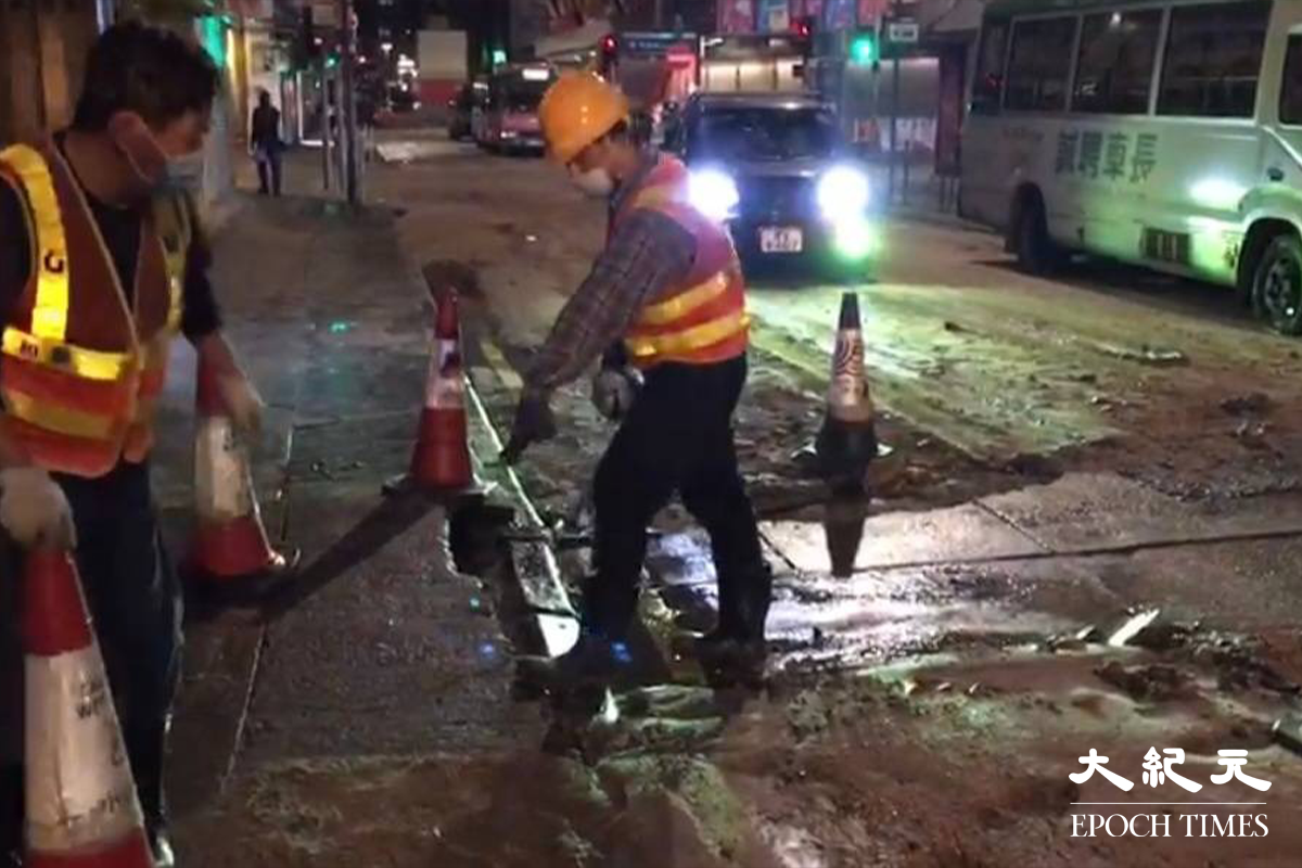 其後水務署派員到場搶修及關水掣。（佘實菁／大紀元）