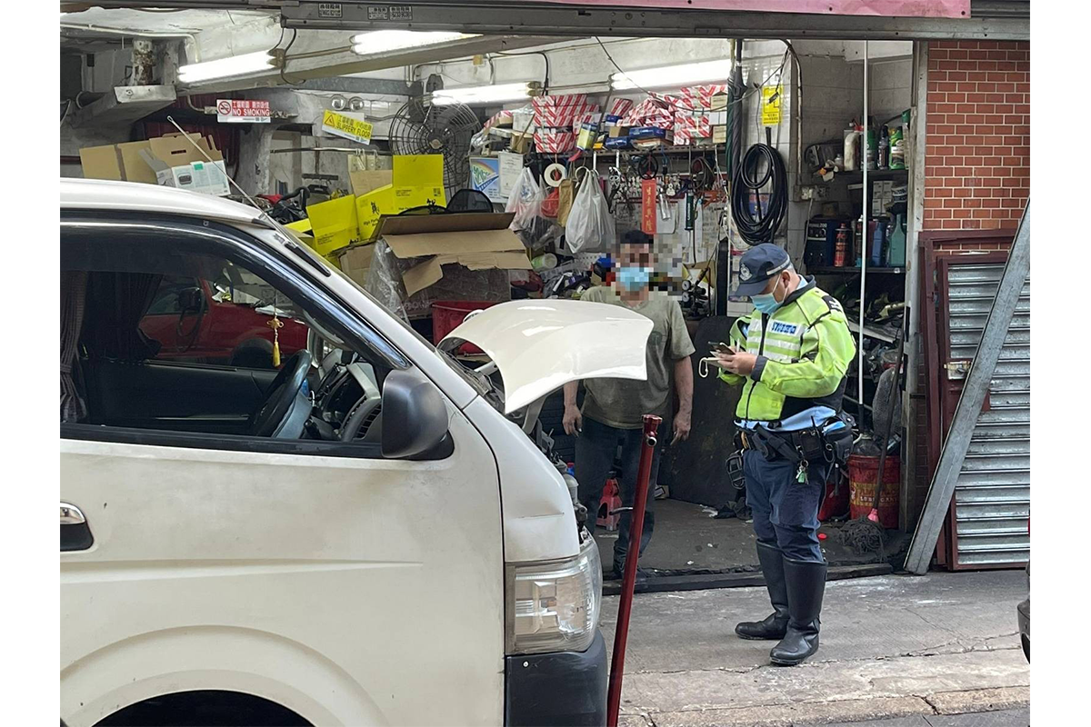 西九龍總區交通日嚴厲執法單日發2,898張告票，拖走19部車，向10部車發出車輛檢驗令，發出32張傳票及拘捕一人。（警方提供）