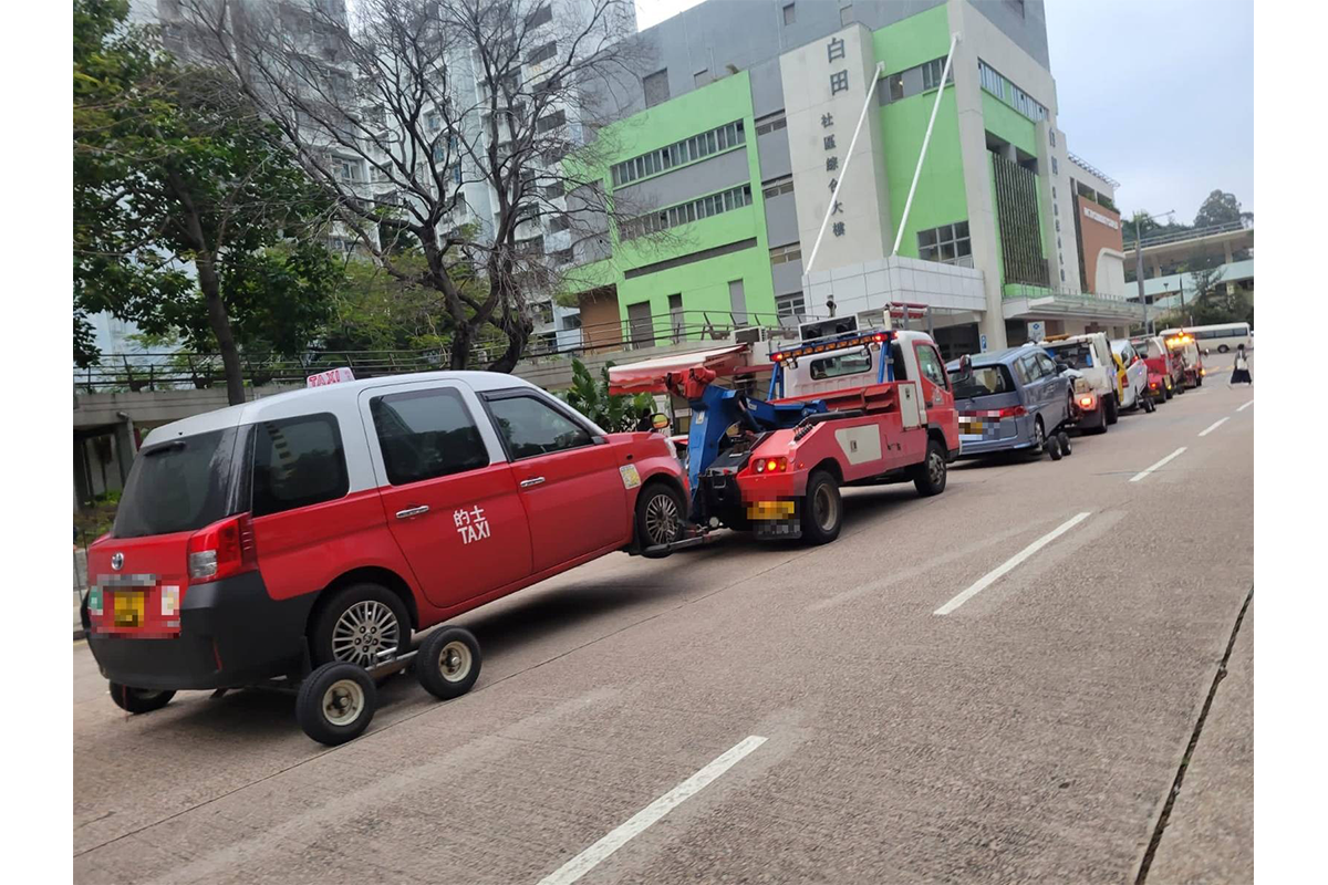 西九龍總區交通日嚴厲執法單日發2,898張告票，拖走19部車，向10部車發出車輛檢驗令，發出32張傳票及拘捕一人。（警方提供）