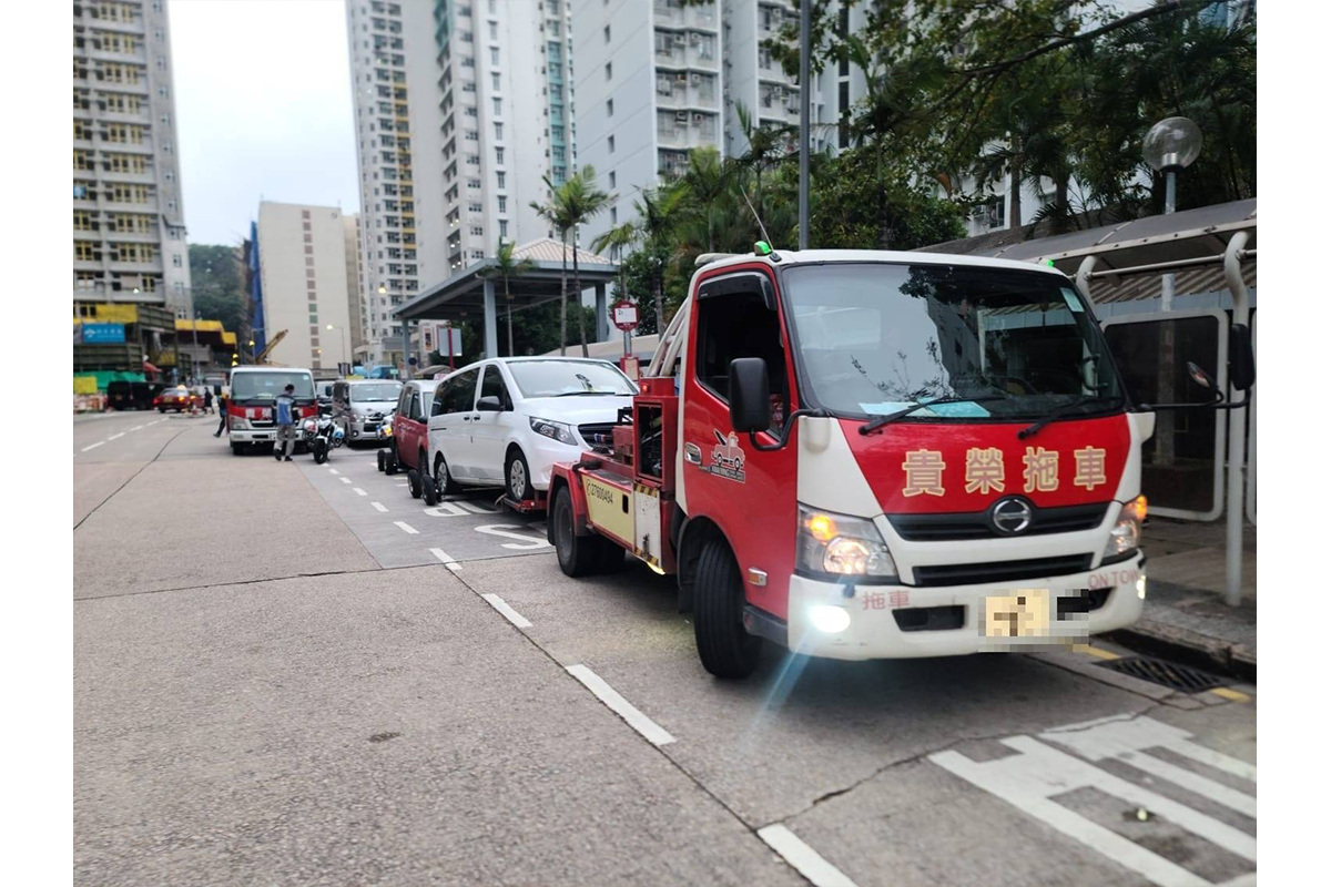 西九龍總區交通日嚴厲執法單日發2,898張告票，拖走19部車，向10部車發出車輛檢驗令，發出32張傳票及拘捕一人。（警方提供）