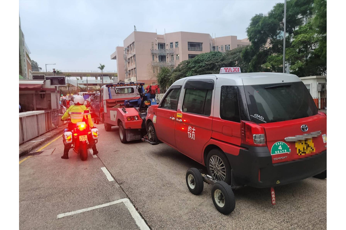 西九龍總區交通日嚴厲執法單日發2,898張告票，拖走19部車，向10部車發出車輛檢驗令，發出32張傳票及拘捕一人。（警方提供）