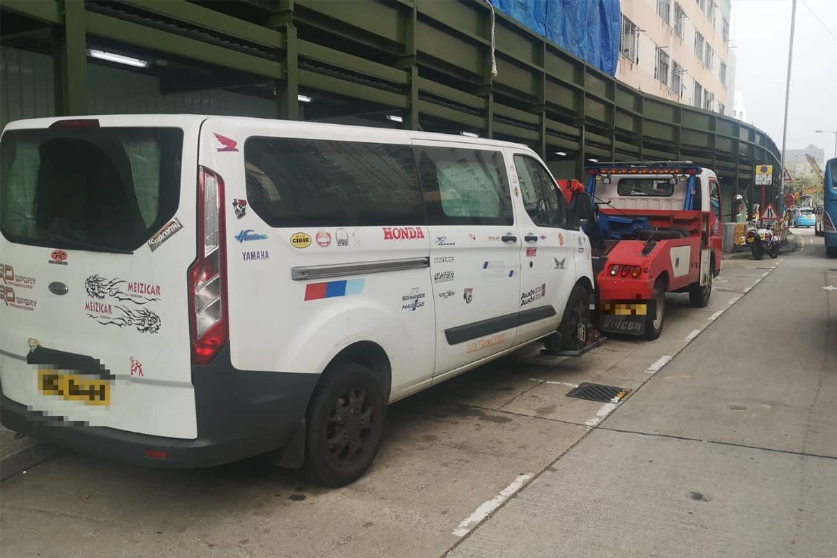 西九龍總區交通日嚴厲執法單日發2,898張告票，拖走19部車，向10部車發出車輛檢驗令，發出32張傳票及拘捕一人。（警方提供）