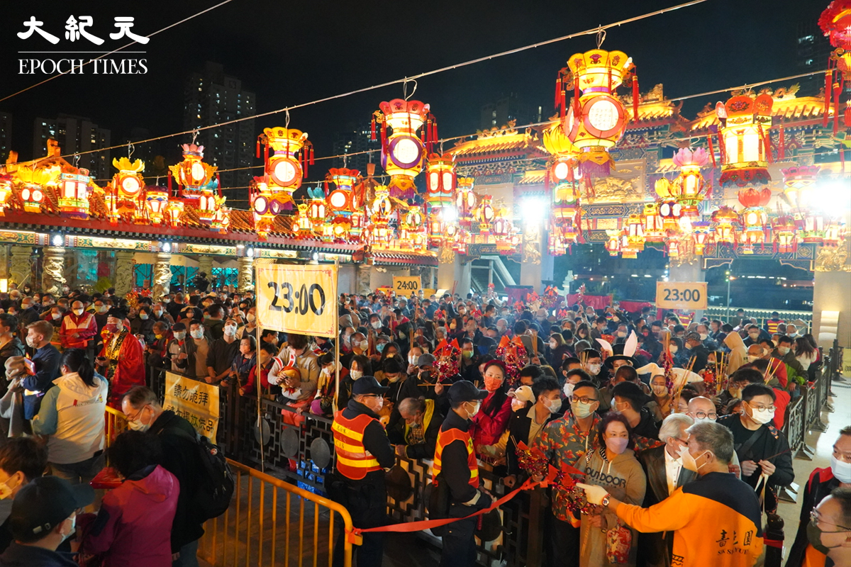 晚上11時，市民在黃大仙祠上頭炷香。（蔡文昕／大紀元）