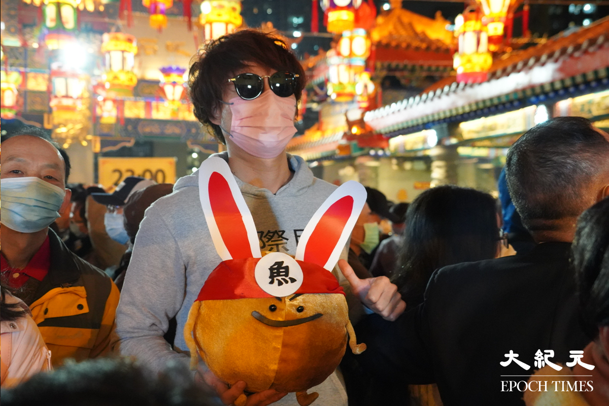 晚上11時，市民在黃大仙祠上頭炷香。（蔡文昕／大紀元）