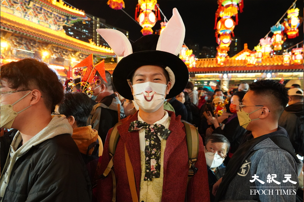 晚上11時，市民在黃大仙祠上頭炷香。（蔡文昕／大紀元）