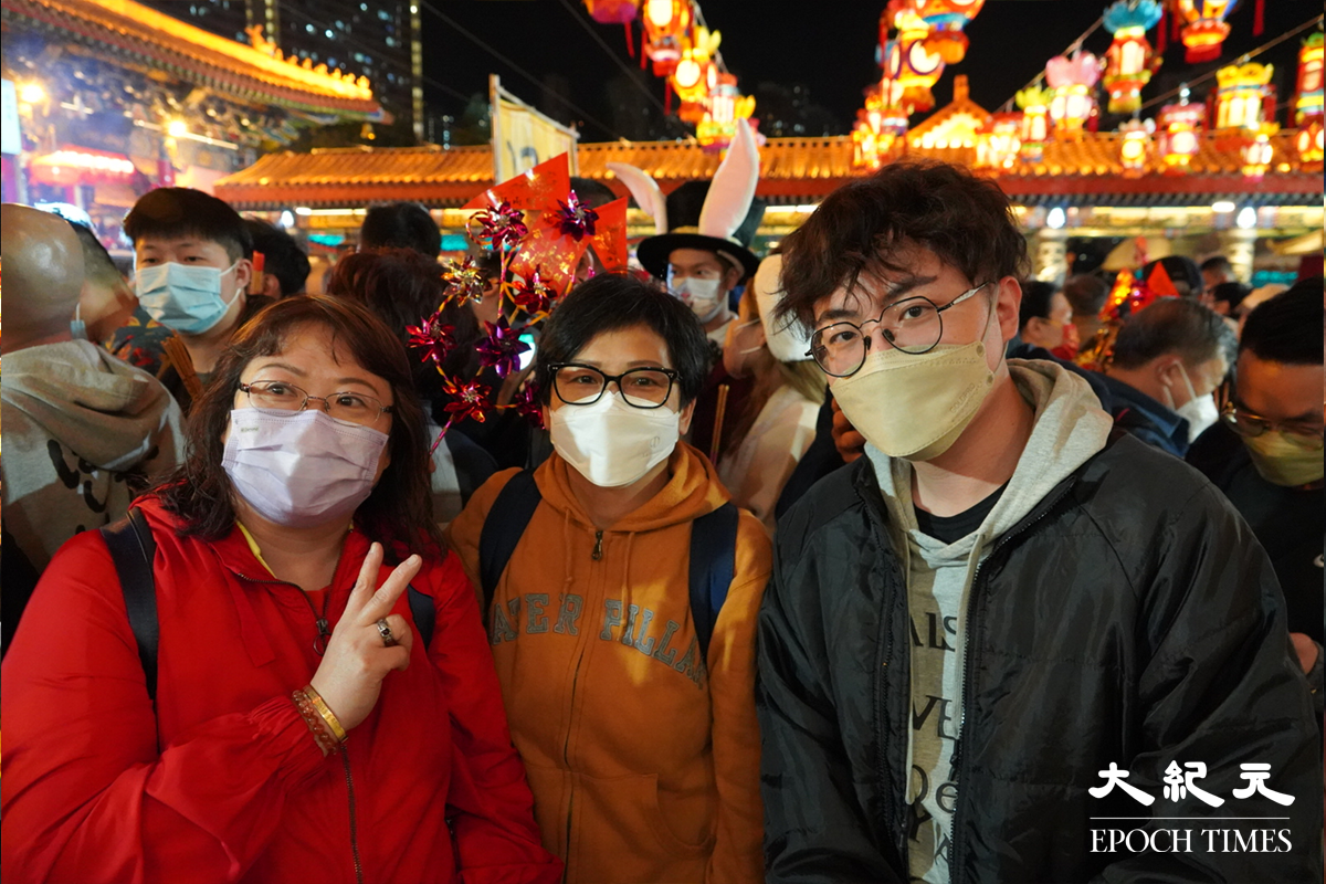 晚上11時，市民在黃大仙祠上頭炷香。（蔡文昕／大紀元）