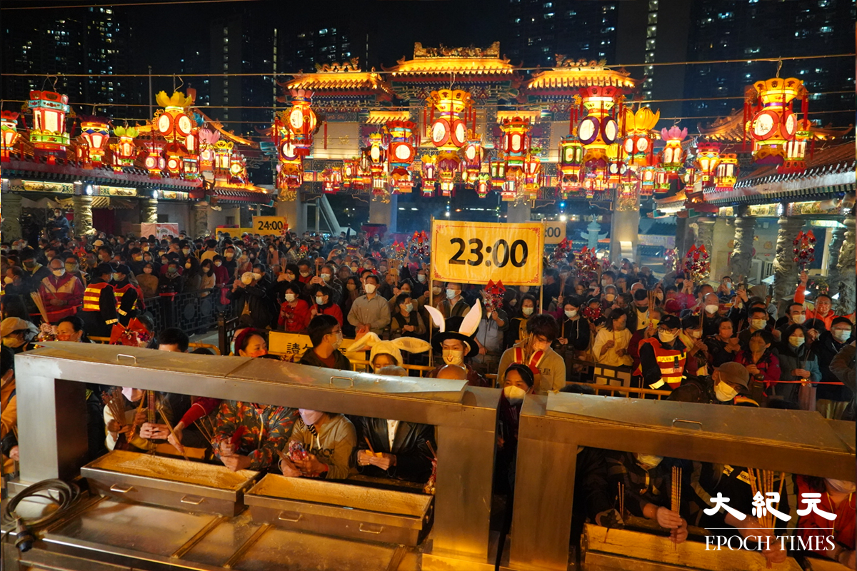 晚上11時，市民在黃大仙祠上頭炷香。（蔡文昕／大紀元）