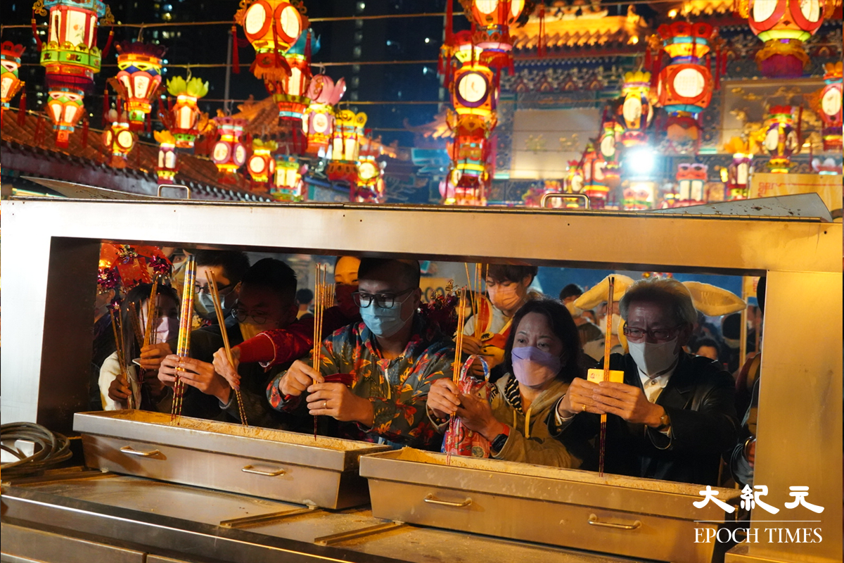 晚上11時，市民在黃大仙祠上頭炷香。（蔡文昕／大紀元）