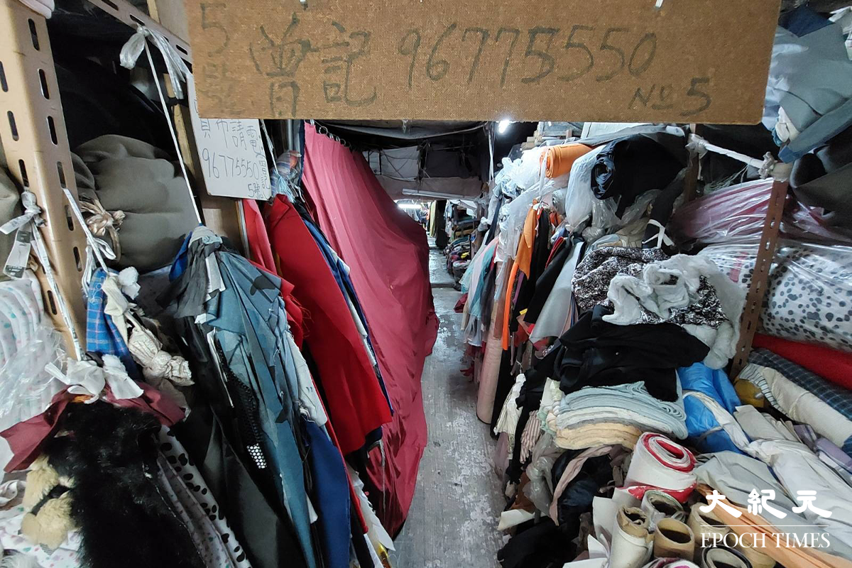 年逾70歲的布販蘇伯透露，在棚仔賣布已達四十四載，見證棚仔興衰。對於被搬遷一事，他慨嘆「算了，做咗幾十年，都應該退休」。他又認為，當局屆時（31日）未必會太不近人情，大概會讓布販好好處理餘下布匹。（麥碧／大紀元）