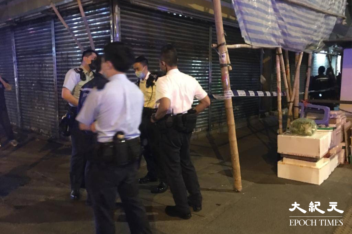 大批警員接報封鎖現場調查。（劉港業／大紀元）