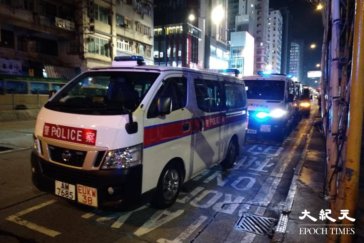 大批警員接報封鎖現場調查。（劉港業／大紀元）