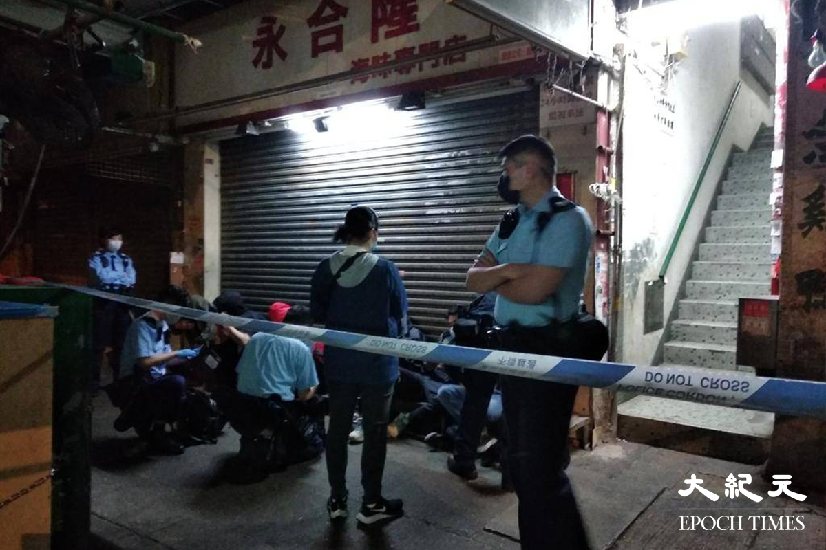 大批警員接報封鎖現場調查。（劉港業／大紀元）