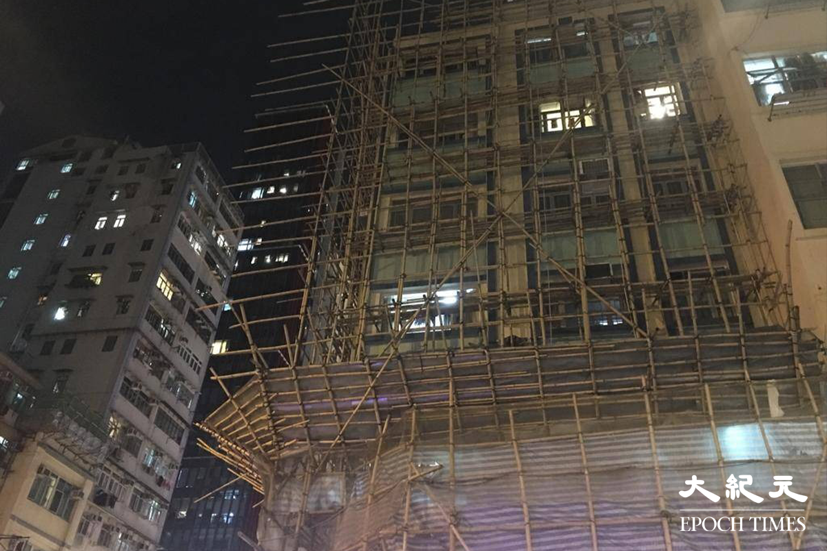 錫安大廈外牆搭建棚架，正進行外牆維修。（劉港業／大紀元）