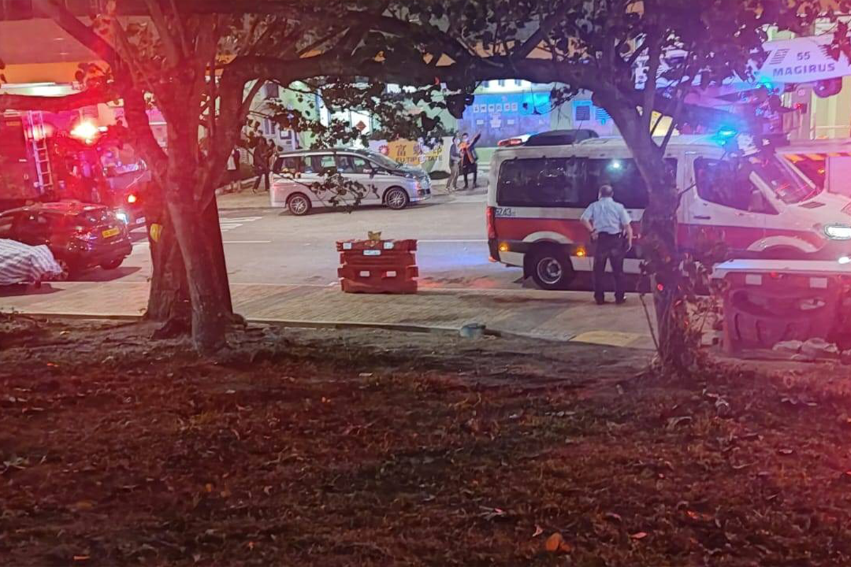 大埔富蝶邨對開一個地盤晚上發生三級火警，現場火勢相當猛烈，大批消防員正在灌救。（讀者羅小姐提供）